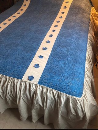 Copriletto vintage uncinetto blu e panna