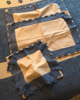 Copriletto vintage uncinetto blu e panna