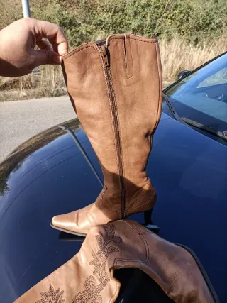 Botines de cuero marrones con bordado