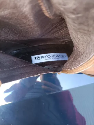 Botines de cuero marrones con bordado