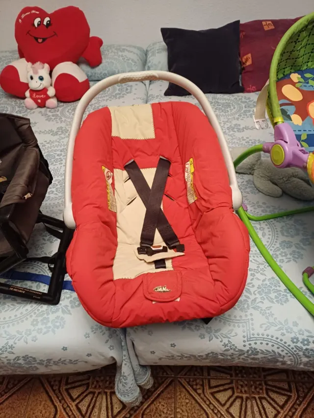 Silla de coche Jané roja + sillitas de mesa.