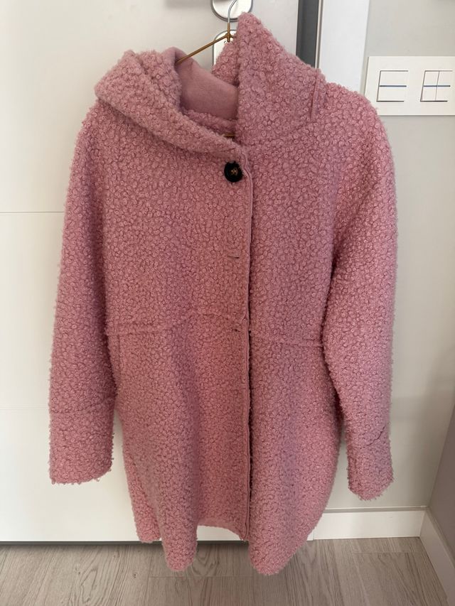 Abrigo rosa con capucha