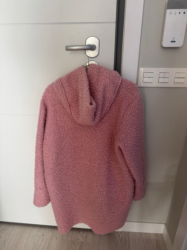 Abrigo rosa con capucha