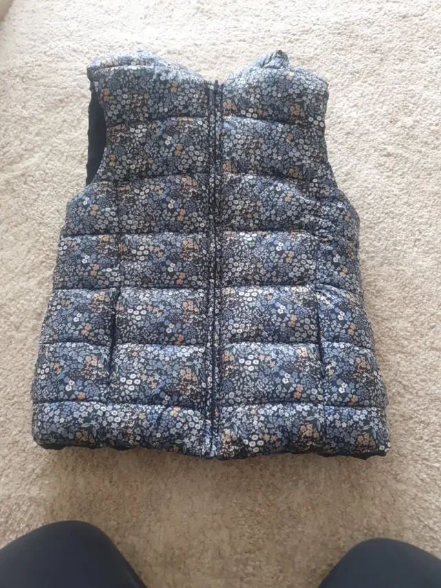 Chaleco acolchado con capucha azul