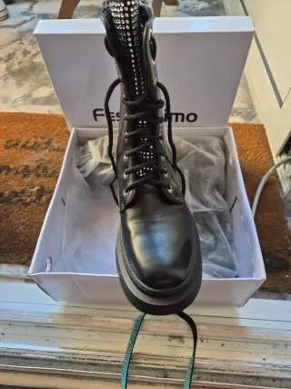 Botas negras con detalles de pedrería