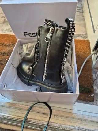 Botas negras con detalles de pedrería