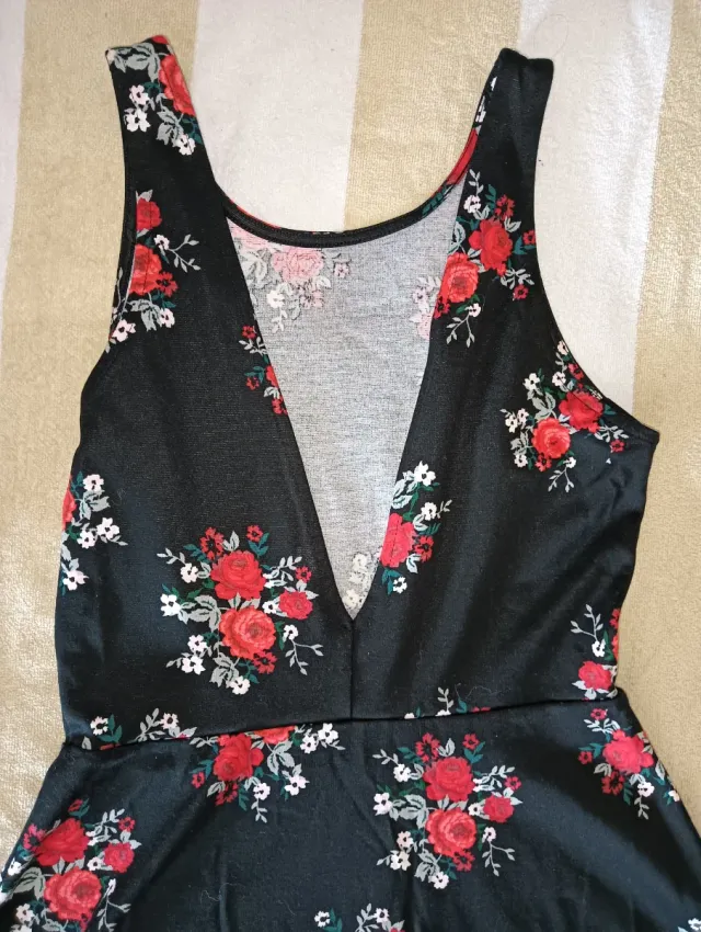 Vestido negro con estampado floral rojo