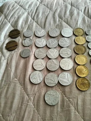 Collezione monete Lire + 2 gettoni telefonici.