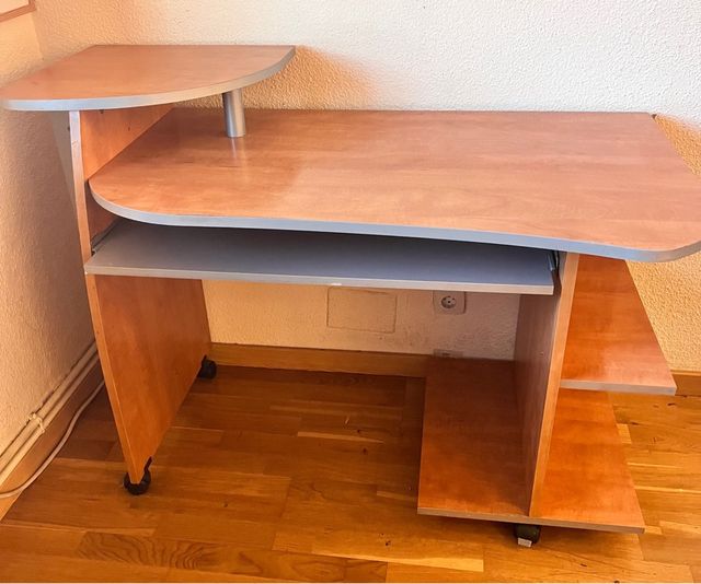 Escritorio madera con bandeja teclado