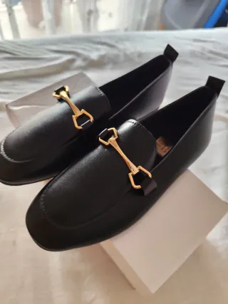 Mocasines negros mujer con detalle dorado