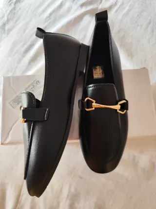 Mocasines negros mujer con detalle dorado