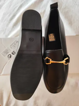 Mocasines negros mujer con detalle dorado