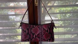 Borsa Nicoli rettile fucsia e nera