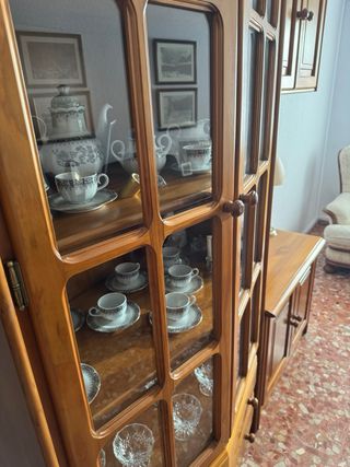 IMPECABLE Mueble salón madera y vitrina de cristal