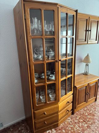 IMPECABLE Mueble salón madera y vitrina de cristal