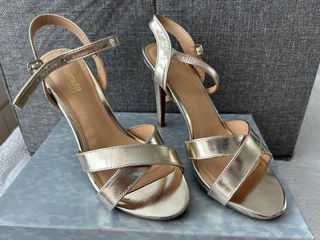 Zapatos de tacón dorados Formula Joven