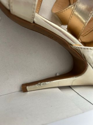 Zapatos de tacón dorados Formula Joven