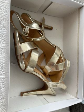 Zapatos de tacón dorados Formula Joven