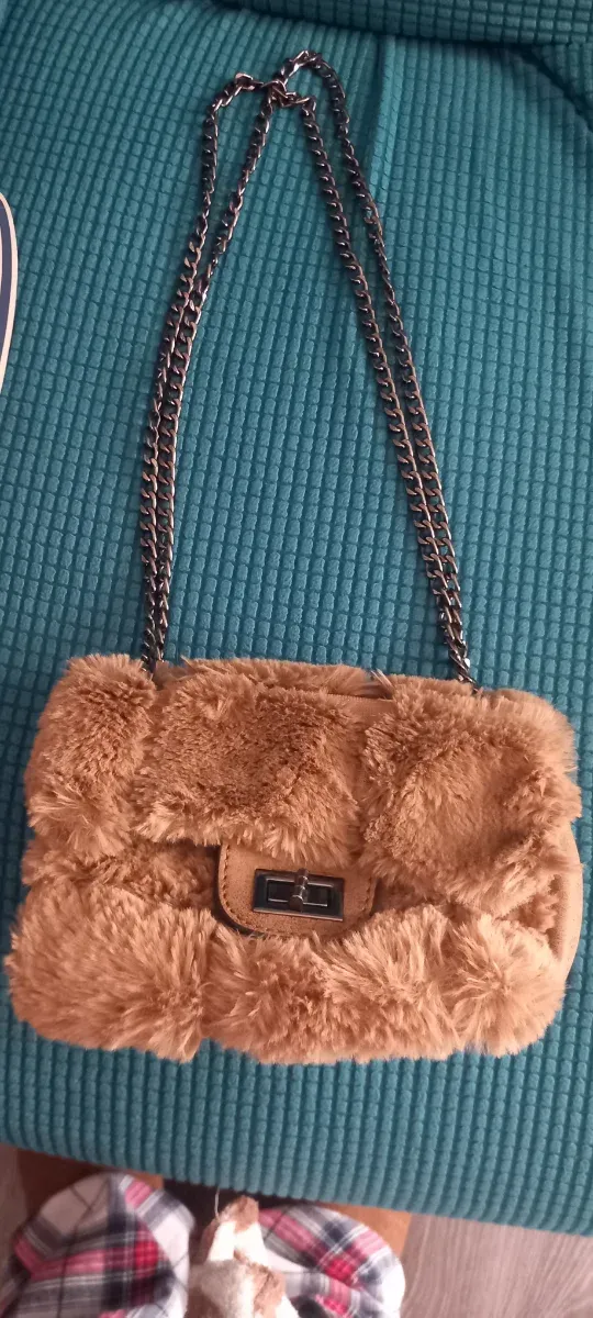 Bolso pelo marrón y cadena plateada
