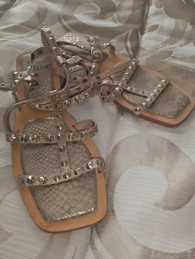 Sandalias Alma Blue doradas y plateadas