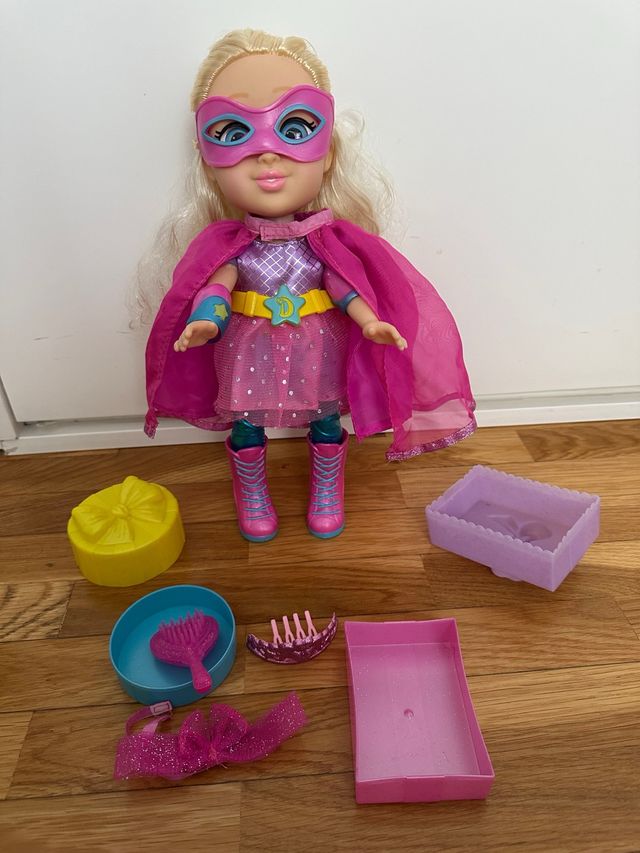 Muñeca Princesa y Superhéroe con Accesorios.