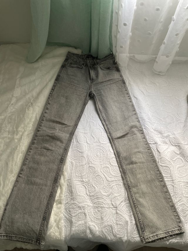 Vaqueros rectos grises