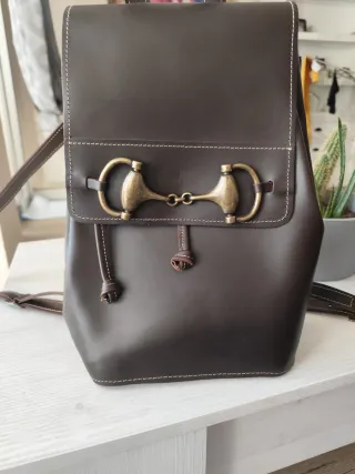 Mochila de cuero marrón con hebilla