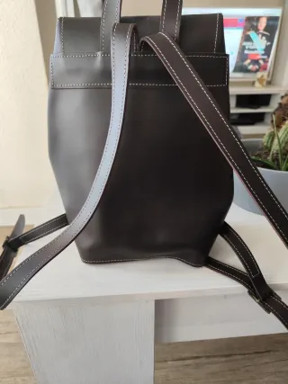 Mochila de cuero marrón con hebilla
