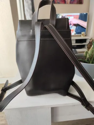 Mochila de cuero marrón con hebilla