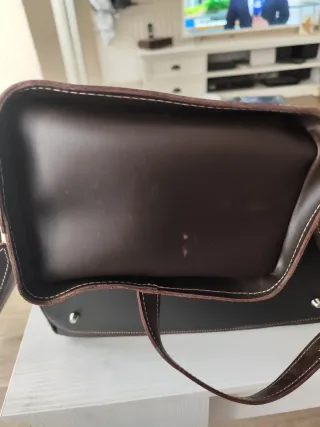 Mochila de cuero marrón con hebilla