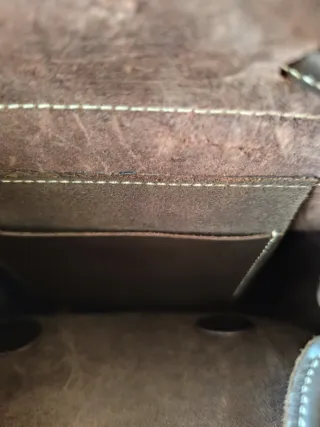 Mochila de cuero marrón con hebilla