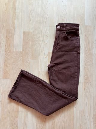 Pantalón vaquero flare Stradivarius marrón