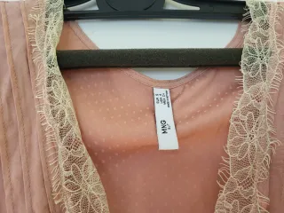 Blusa Mango rosa con encaje