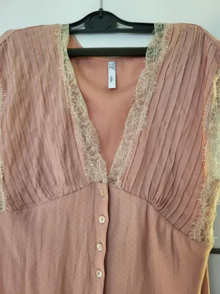 Blusa Mango rosa con encaje