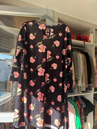 Vestido estampado floral negro y rosa terciopelo