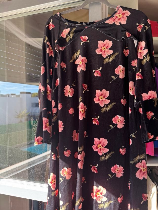 Vestido estampado floral negro y rosa terciopelo