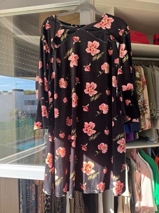 Vestido estampado floral negro y rosa terciopelo