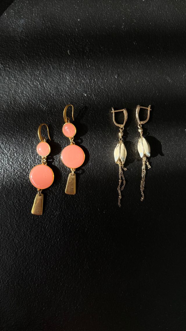 Pendientes dorados con detalles rosas