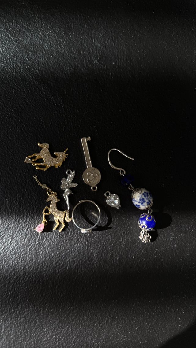 Pendientes dorados con detalles rosas