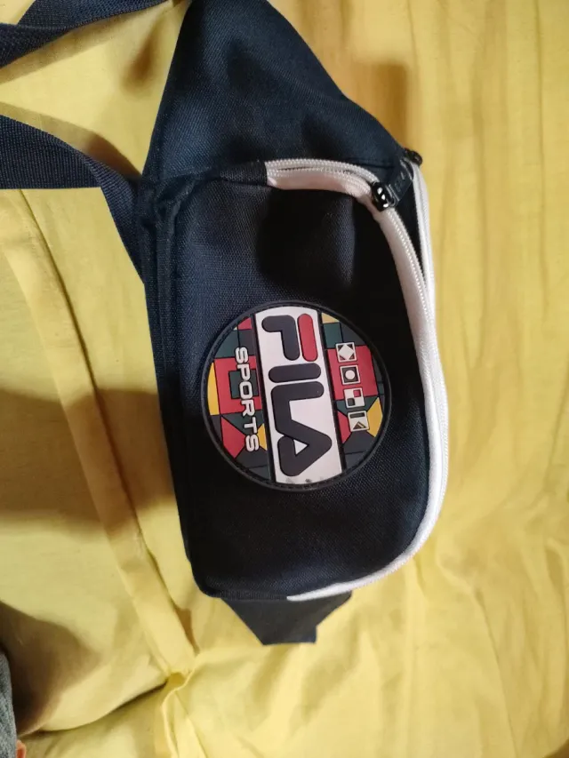 Riñonera Fila Negra y Multicolor