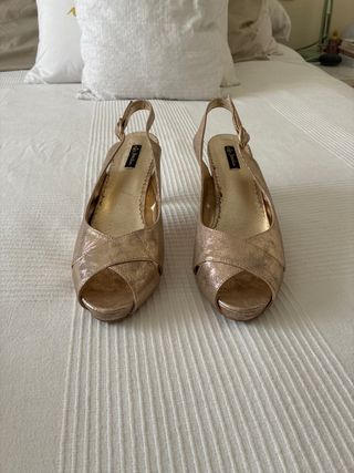 Zapatos dorados salón destalonados