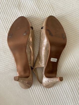 Zapatos dorados salón destalonados
