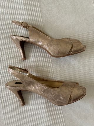 Zapatos dorados salón destalonados