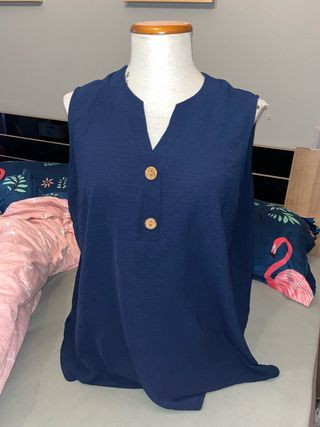 Blusa sin mangas azul con botones