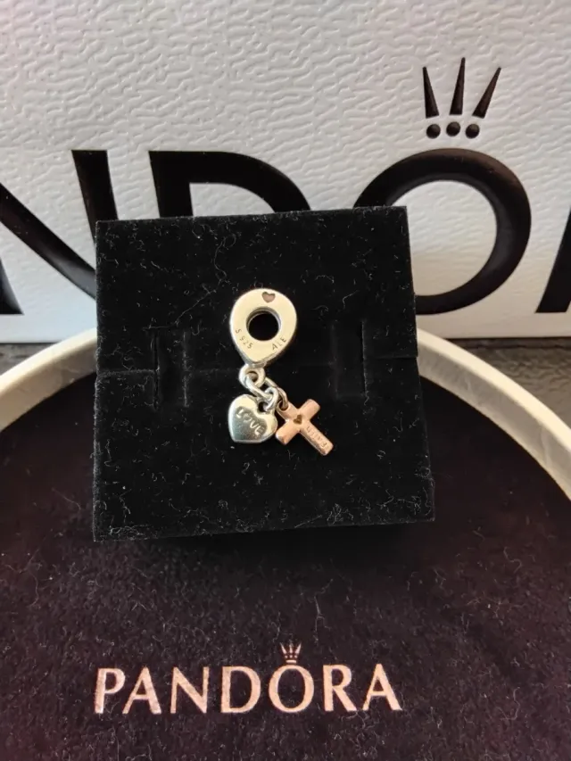 Pandora Charm Corazón y Cruz