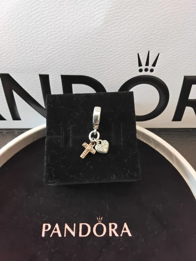 Pandora Charm Corazón y Cruz