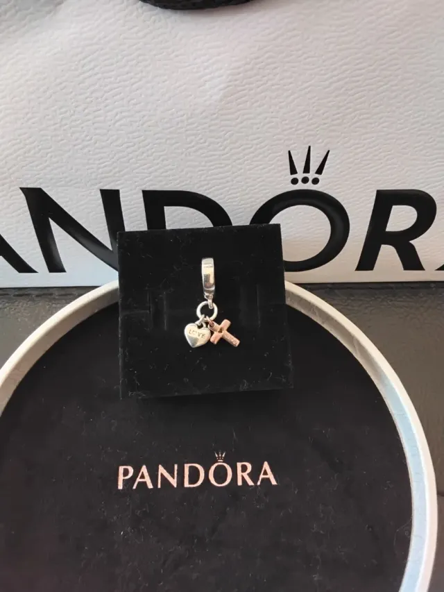 Pandora Charm Corazón y Cruz