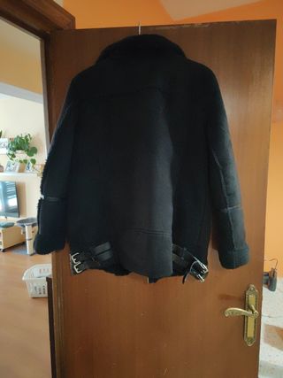 Cazadora negra Stradivarius forrada