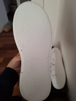 Scarpe sneakers bianche con lacci arcobaleno