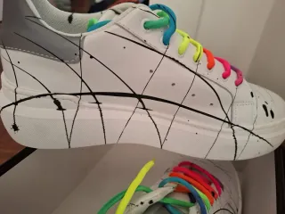 Scarpe sneakers bianche con lacci arcobaleno